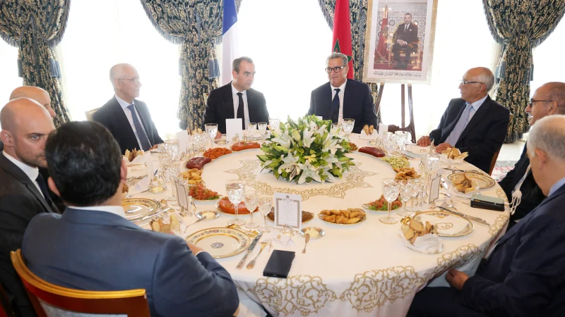 جلالة الملك يقيم مأدبة غداء على شرف الوزير الأول الفرنسي والوفد المرافق له
