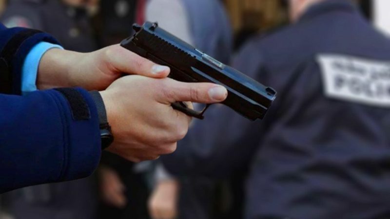شرطي يضطر لاستخدام سلاحه الوظيفي لتوقيف شخص عرض حياة والديه وعناصر الشرطة للتهديد بالسلاح الأبيض