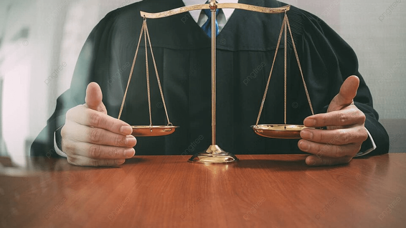 ممارسة مهنة المحاماة مع وجود احكام قضائية بالادانة في ميزان القانون والأخلاق