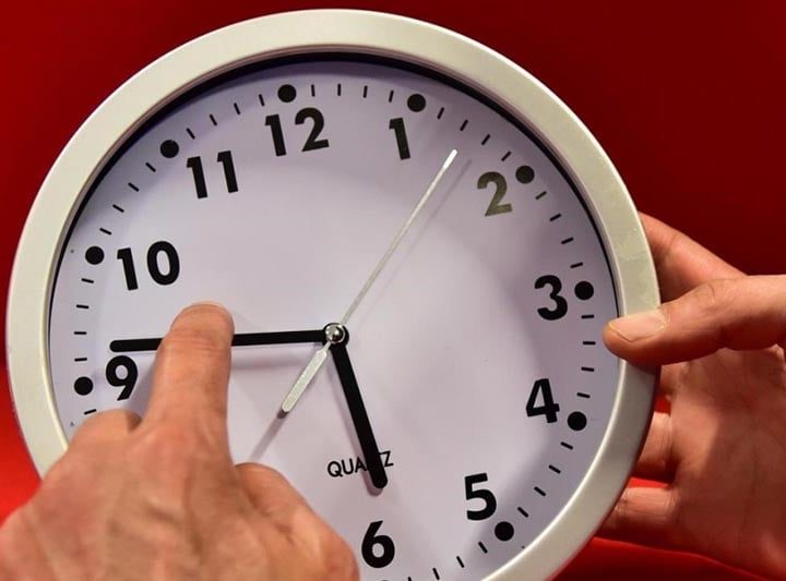 الرجوع إلى الساعة القانونية المحددة في توقيت غرينيتش   
