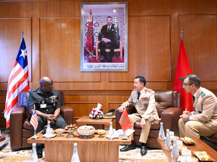 المفتش العام للقوات المسلحة الملكية يتباحث مع قائد أركان القوات المسلحة في ليبيريا