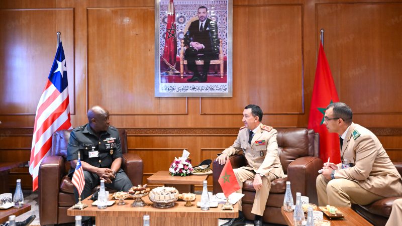 المفتش العام للقوات المسلحة الملكية يتباحث مع قائد أركان القوات المسلحة في ليبيريا