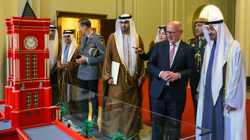 40 مِلْيَارَ يُورُو فِي أَلْمَانِيَا وَقَطِيعَةٌ فِي الْجَزَائِرِ.. ثَمَنُ الْإِيدِيُولُوجِيَا فِي عَصْرِ الِاقْتِصَادِ: بَيْنَمَا تَبْنِي بَرْلِينُ مُسْتَقْبَلَهَا الرَّقْمِيَّ.. كَيْفَ خَسِرَتِ الْجَزَائِرُ حَلِيفًا اِسْتِرَاتِيجِيًّا بِوَزْنِ الْإِمَارَاتِ ؟