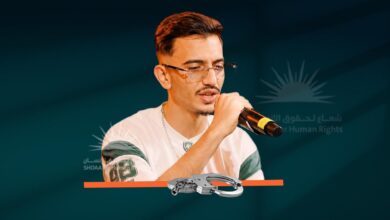 حِينَ تَصْبَحُ الْأُغْنِيَةُ تُهْمَةً: شَابٌّ مُغَنِّي الرَّابْ وَضَرِيبَةُ الْكَلِمَةِ الْحُرَّةِ فِي الْجَزَائِرِ، ثَمَنُهَا سَنَةٌ سِجْنًا نَافِذًا… مِنَ الْمِيكْرُوفُونِ إِلَى الزِّنْزَانَةِ: عِنْدَمَا يُعَاقَبُ الْفَنَّانُ نِيَابَةً عَنْ أَزَمَاتِ الْمُجْتَمَعِ