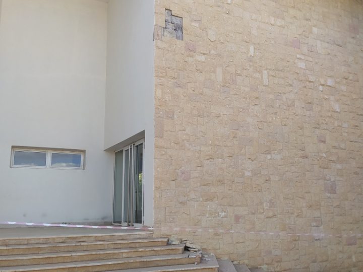 خطر يتربص بالجميع.. تساقط أحجار واجهة “قاعة الفارسي” بكلية الطب والصيدلة وطب الأسنان يُعري الاستهتار بسلامة الطلبة والمرتفقين