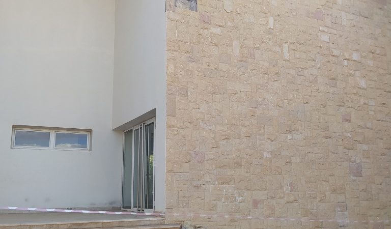 خطر يتربص بالجميع.. تساقط أحجار واجهة “قاعة الفارسي” بكلية الطب والصيدلة وطب الأسنان يُعري الاستهتار بسلامة الطلبة والمرتفقين
