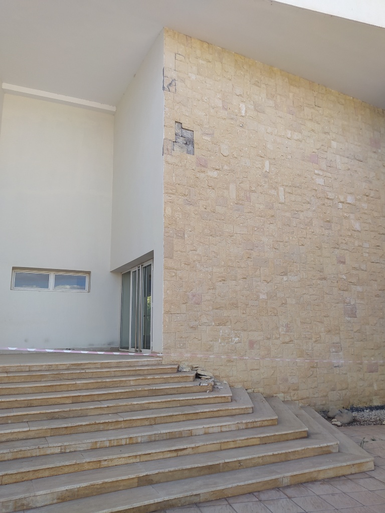 خطر يتربص بالجميع.. تساقط أحجار واجهة “قاعة الفارسي” بكلية الطب والصيدلة وطب الأسنان يُعري الاستهتار بسلامة الطلبة والمرتفقين
