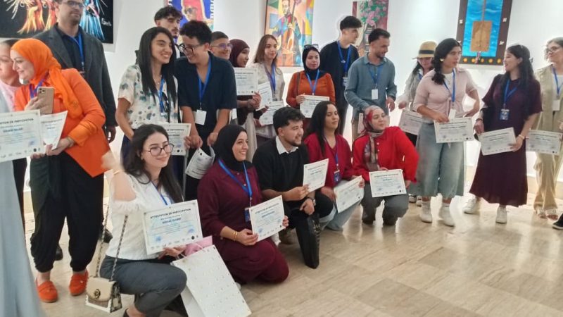 عندما يرسم القراقب.. وجدة تصغي لألوان كناوة  “تخرج من المعرض وأذناك ما زالتا ترنان، لكن هذه المرة بالألوان”